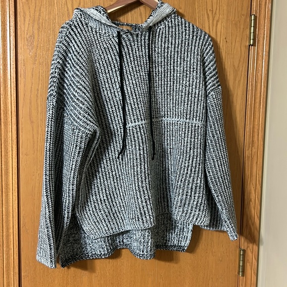 ❄️POL hooded sweater❄️ - Picture 2 of 5